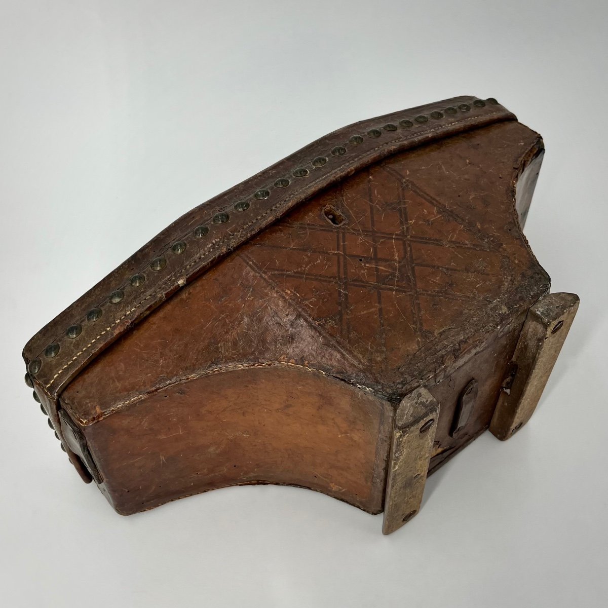 Curious Leather Box With Studs From The End Of The 18th Century - Beginning Of The 19th Century, 18th Century Chest, 19th Century Case-photo-7