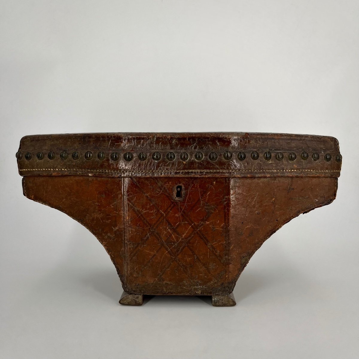 Curious Leather Box With Studs From The End Of The 18th Century - Beginning Of The 19th Century, 18th Century Chest, 19th Century Case