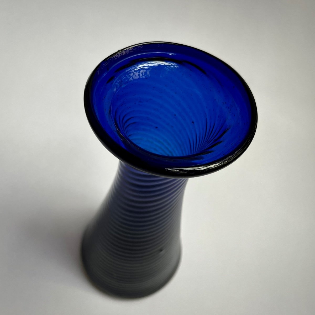 Vase à bulbe en verre bleu cobalt torsadé de la manufacture Boyer à Bordeaux, fin XVIIIe 18e-photo-3