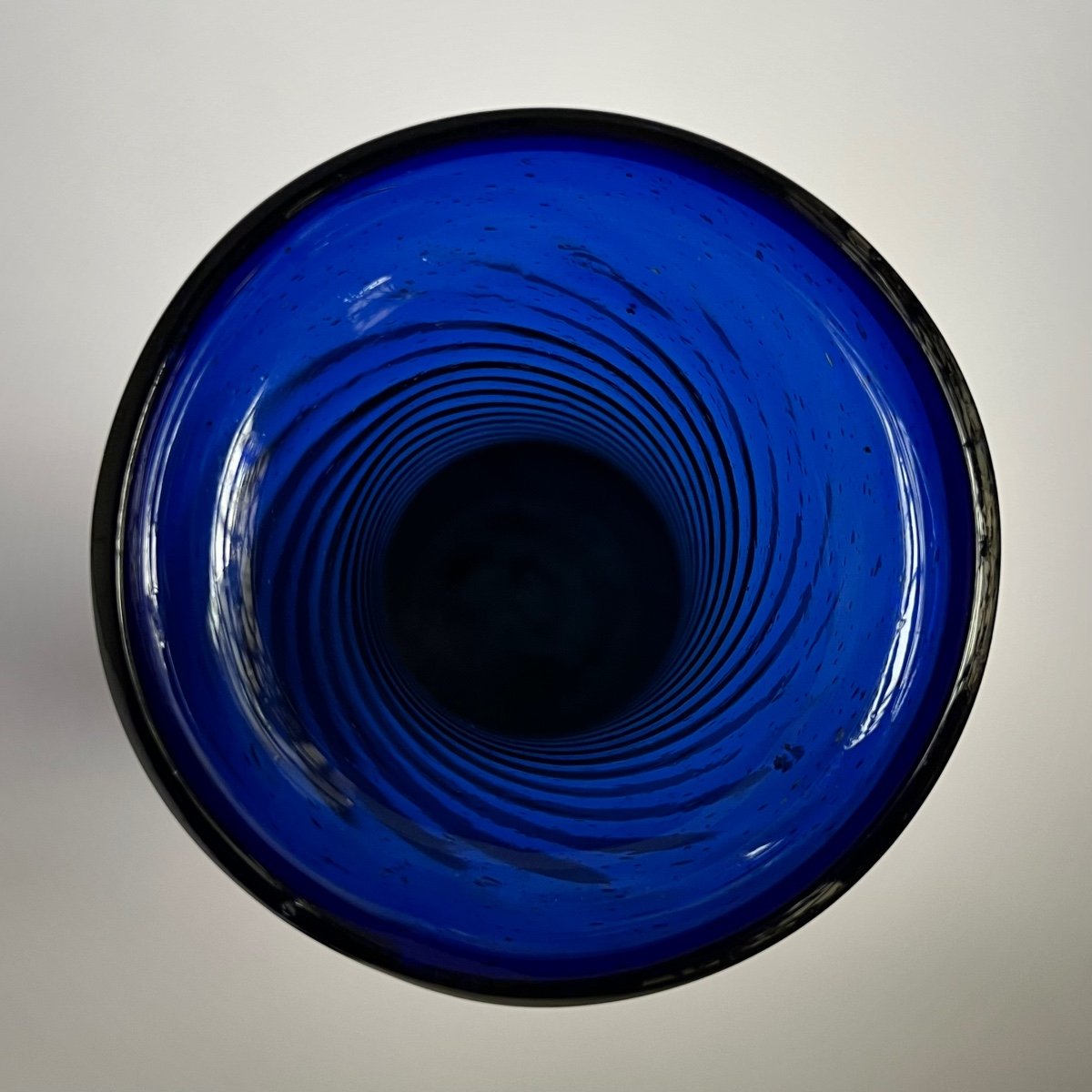 Vase à bulbe en verre bleu cobalt torsadé de la manufacture Boyer à Bordeaux, fin XVIIIe 18e-photo-1