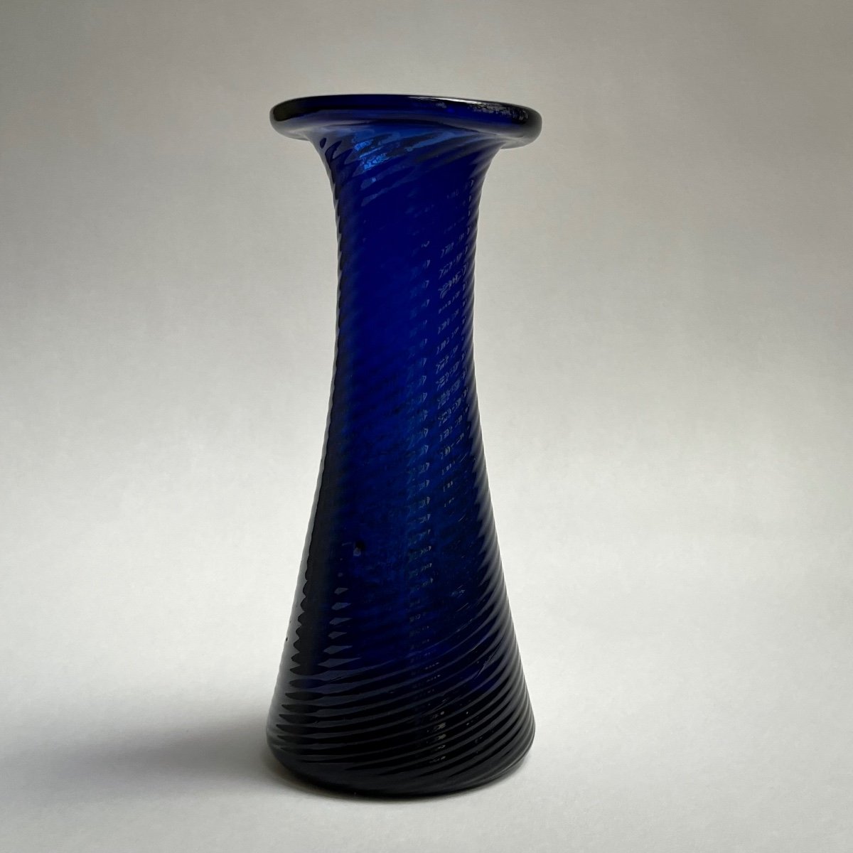 Vase à bulbe en verre bleu cobalt torsadé de la manufacture Boyer à Bordeaux, fin XVIIIe 18e-photo-3