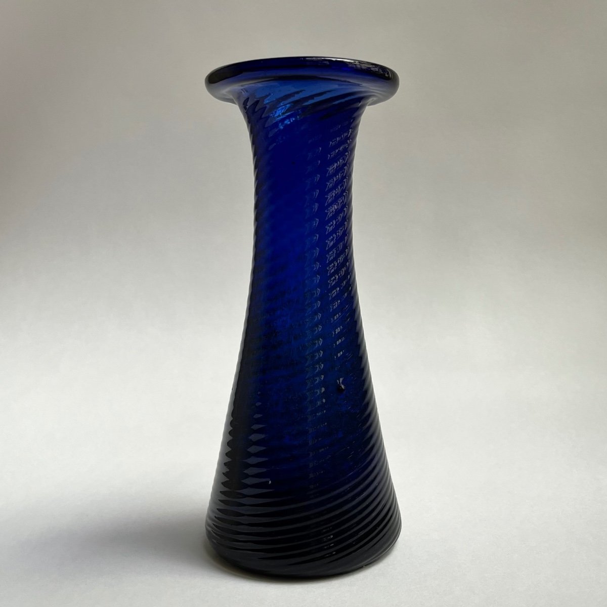 Vase à bulbe en verre bleu cobalt torsadé de la manufacture Boyer à Bordeaux, fin XVIIIe 18e