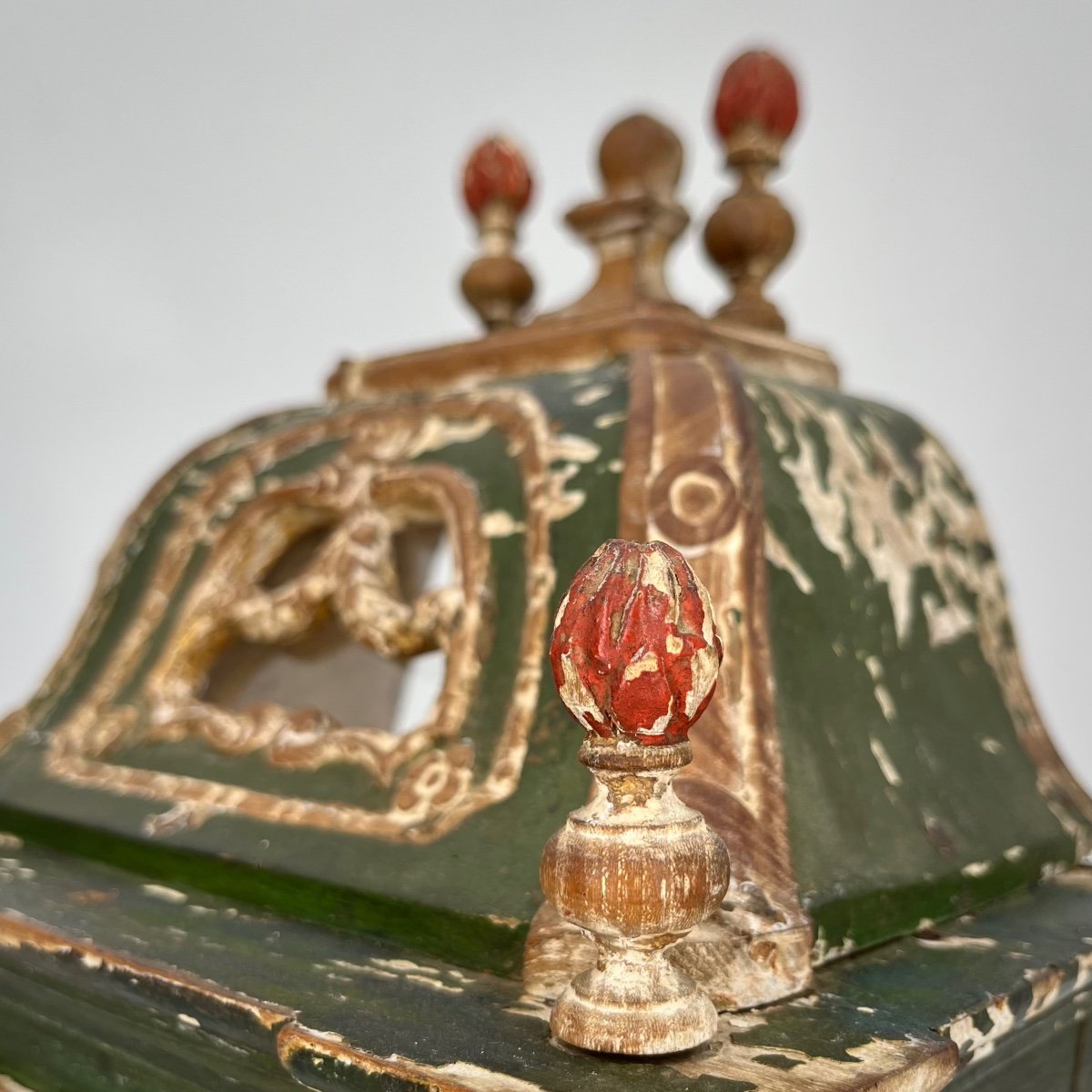 Reliquary Or Small Display Case Of Folk Art In Painted Wood From The 18th Century -photo-4