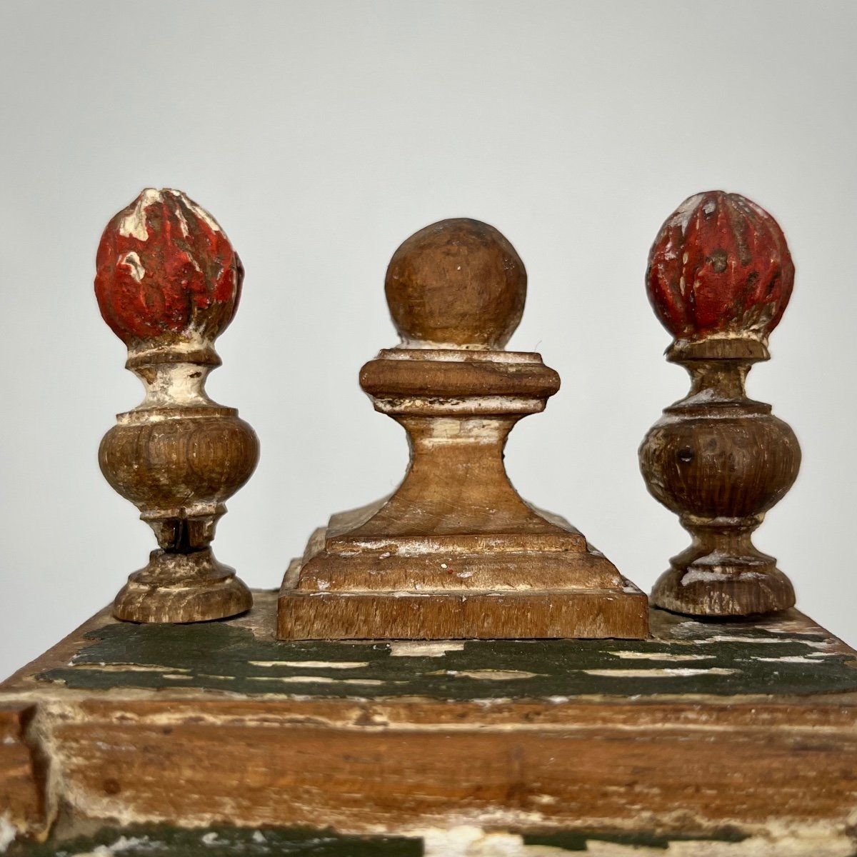 Reliquary Or Small Display Case Of Folk Art In Painted Wood From The 18th Century -photo-4