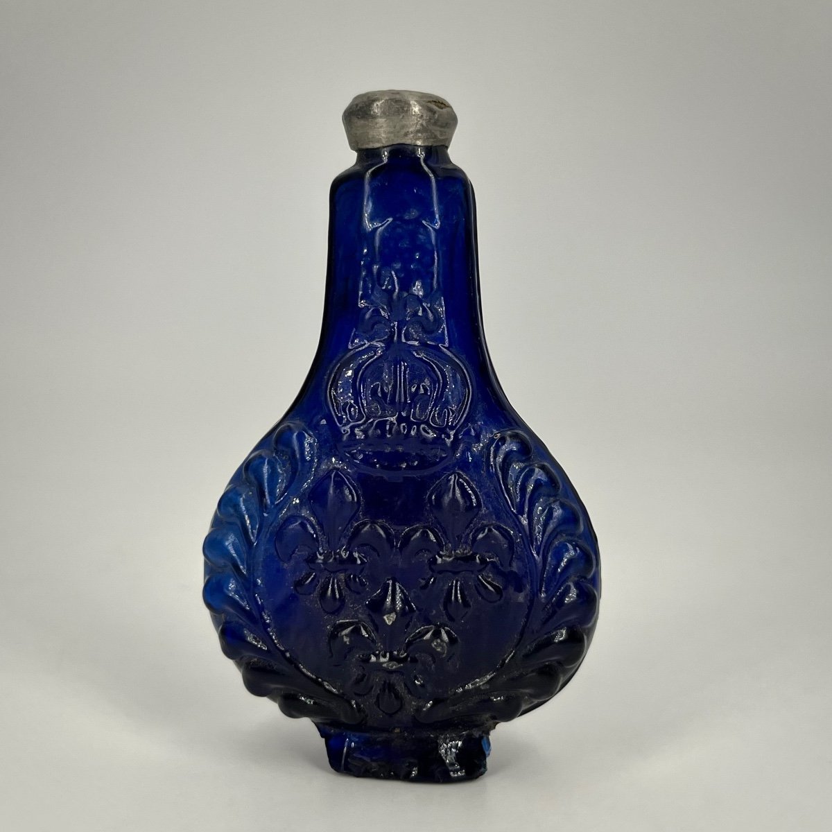 Bernard Perrot - Flacon de poche en verre bleu cobalt à décor de fleurs de lys fin XVIIe XVIIIe