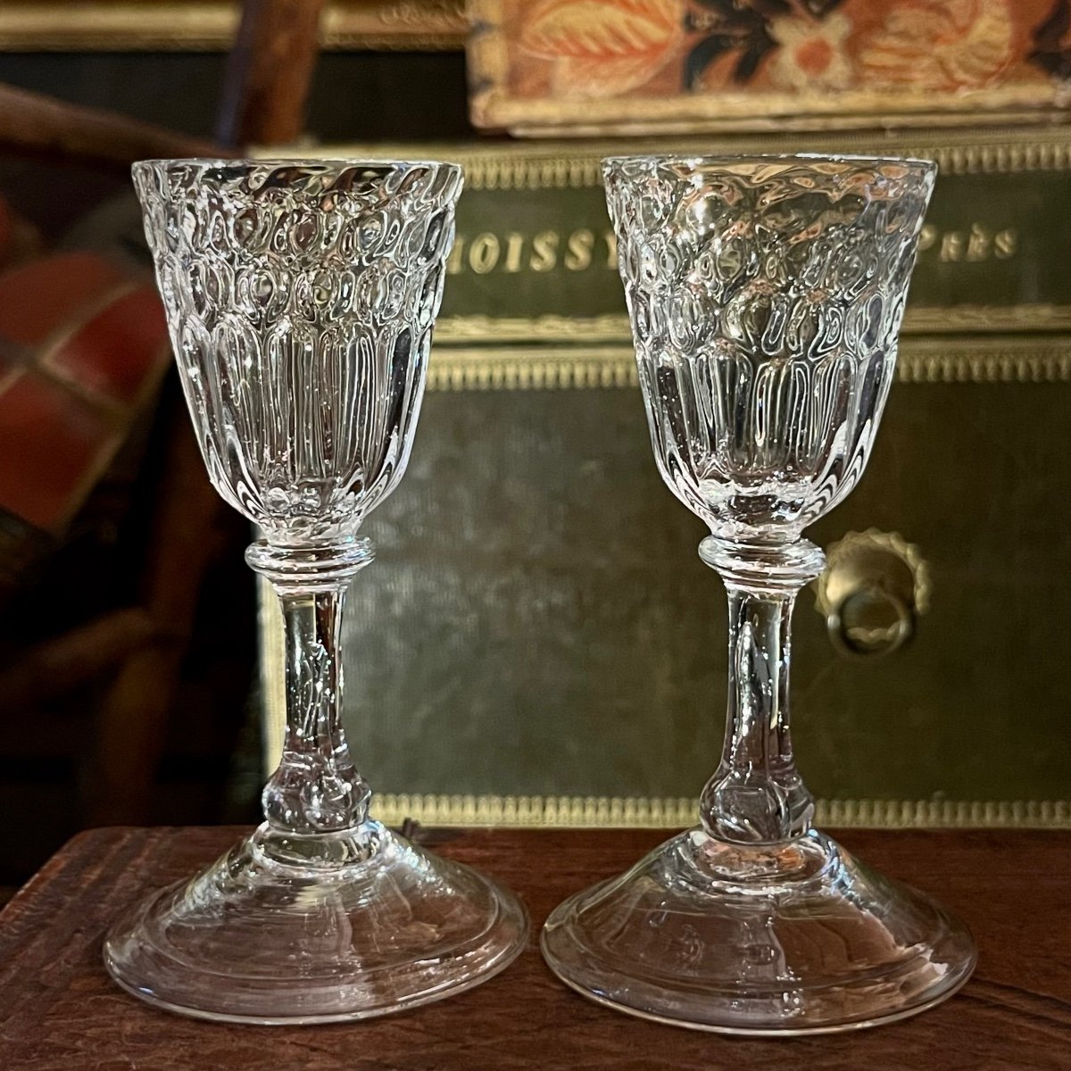 Paire de verres soufflés de Liège à coupes gaufrées à nid d'abeille, XVIIIe siècle 18e