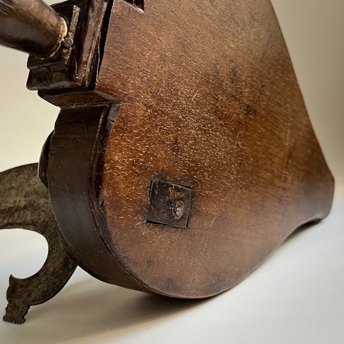 Coupe chocolat à décor d'une fleur de lys en bois et fer forgé XVIIIe art populaire 18e siècle-photo-8