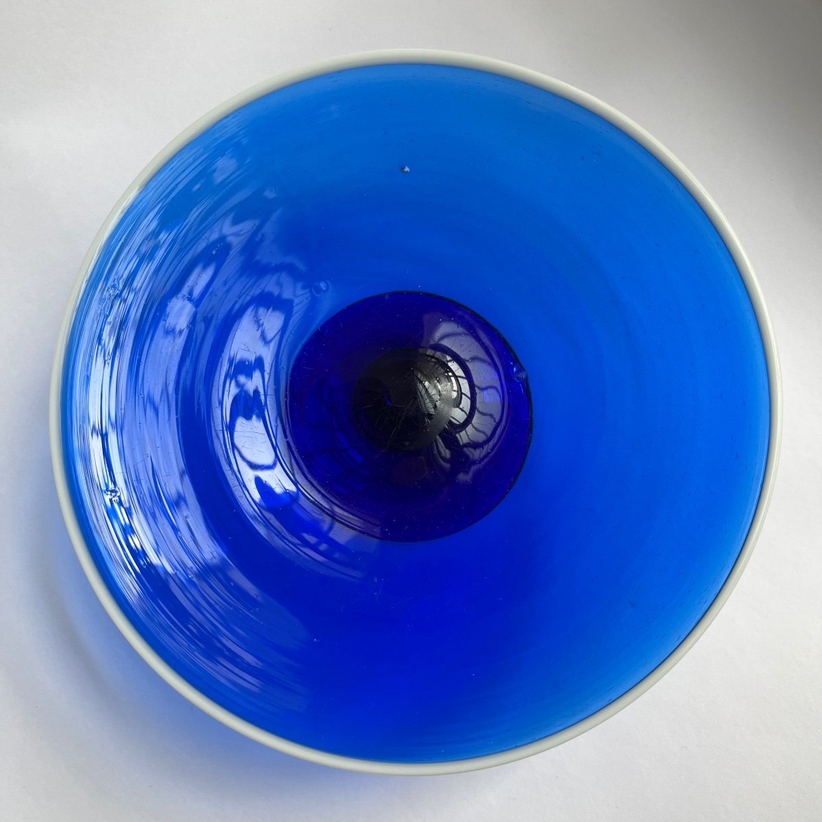 Coupe tazza sur pied en verre soufflé bleu à filet blanc fin XVIIIe - début XIXe siècle 18e 19e-photo-7