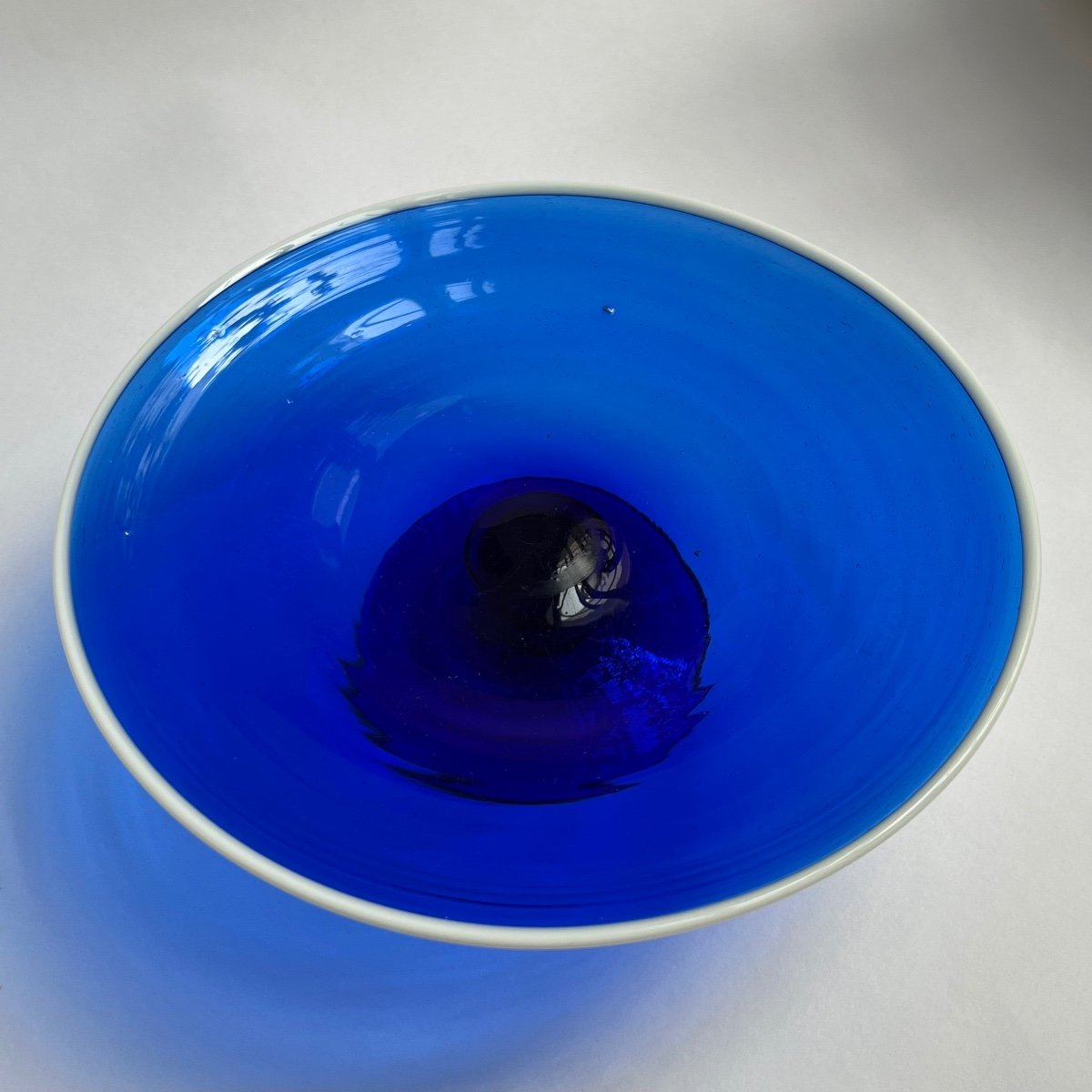 Coupe tazza sur pied en verre soufflé bleu à filet blanc fin XVIIIe - début XIXe siècle 18e 19e-photo-6