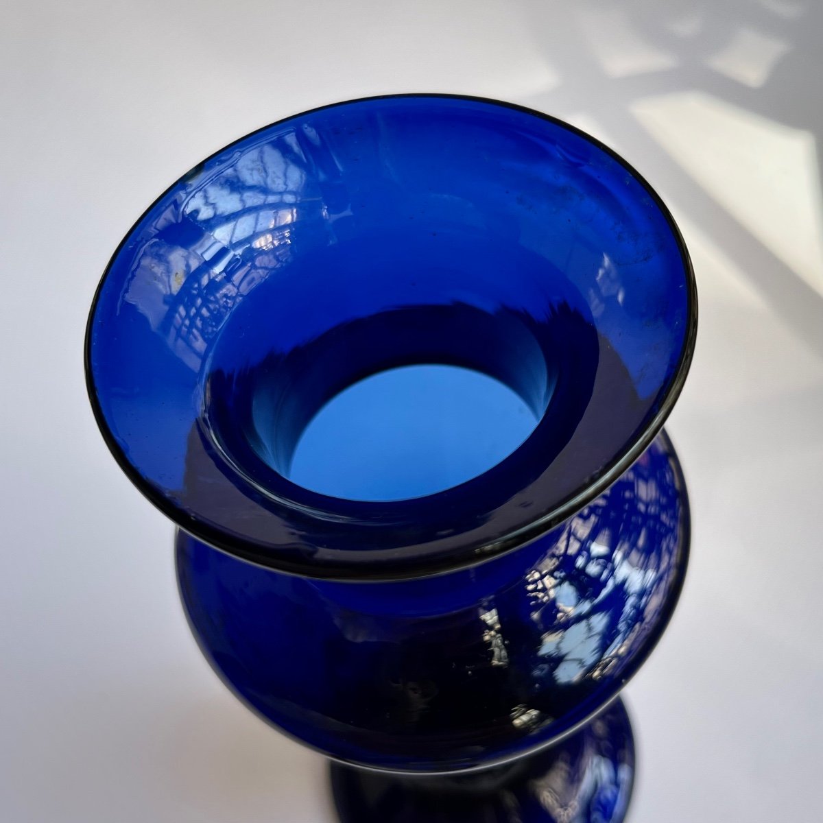 Vase en verre soufflé teinté bleu cobalt XVIIIe siècle de la fabrique Boyer à Bordeaux 18e -photo-2