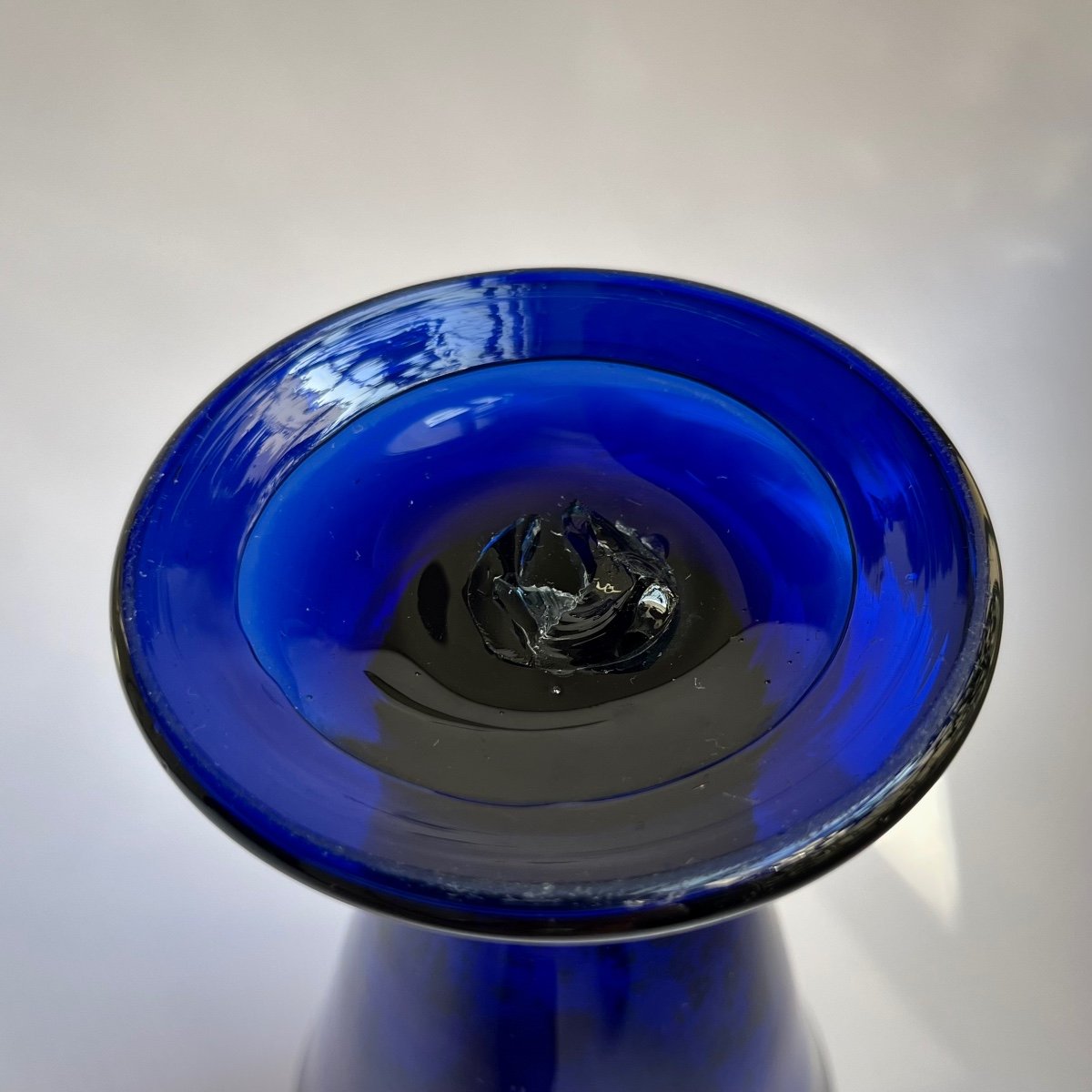 Vase en verre soufflé teinté bleu cobalt XVIIIe siècle de la fabrique Boyer à Bordeaux 18e -photo-3