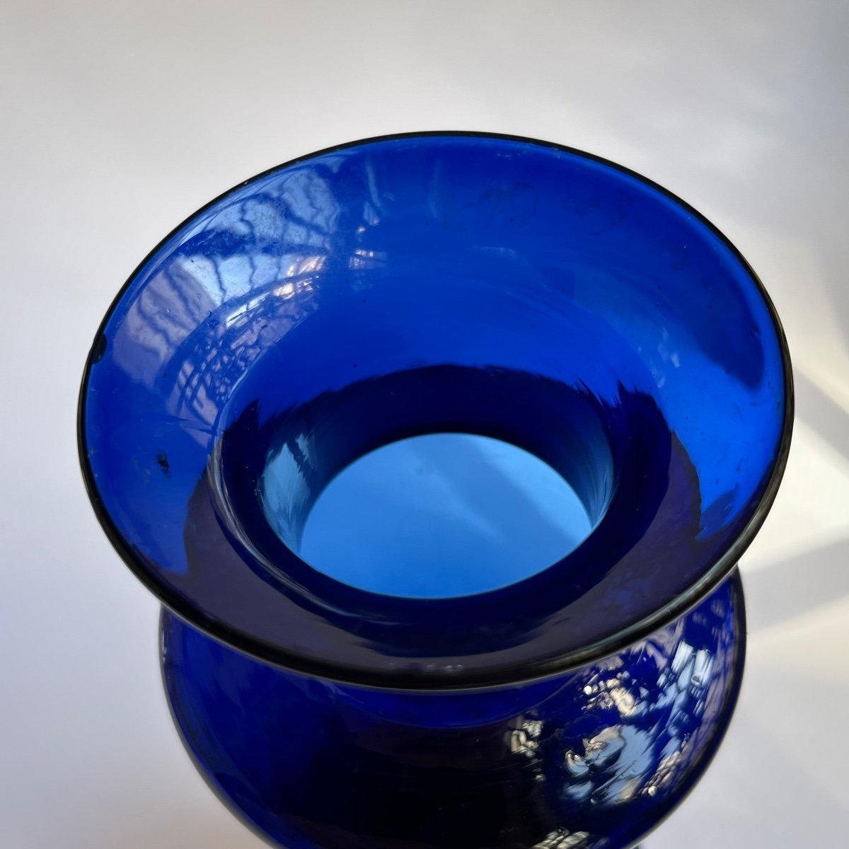 Vase en verre soufflé teinté bleu cobalt XVIIIe siècle de la fabrique Boyer à Bordeaux 18e -photo-3