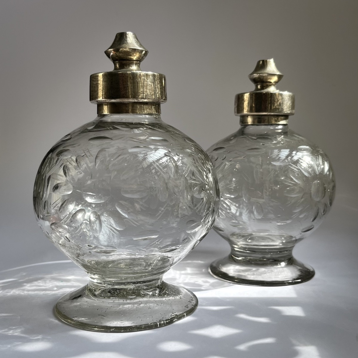 Two 18th Century Blown And Faceted Cut Glass Ball Bottles 18th Century 18th Century 18th Century-photo-1