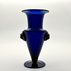 Vase en verre soufflé teinté bleu cobalt XVIIIe siècle de la fabrique Boyer à Bordeaux 18e