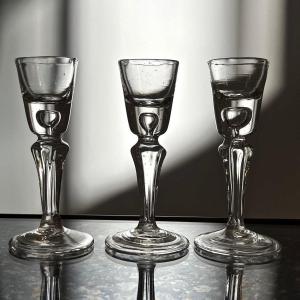 Trois petits verres à liqueur à jambe hexagonale en verre soufflé du XVIIIe siècle 18e