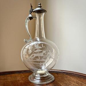 Aiguière XVIIIe siècle en verre soufflé à décor gravé d'animaux carafe verseuse bouteille 18e