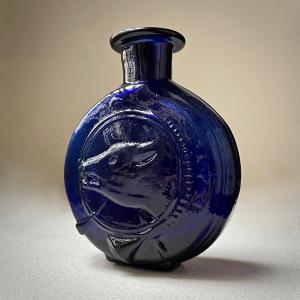 Petite gourde de chasse à la hure de sanglier et au cerf en verre bleu XIXe siècle 19e