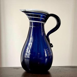 Pichet normand en verre bleu cobalt à décor de filets blancs XVIIIe siècle Normandie 18e