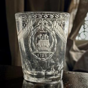 Gobelet en verre daté 1786 à décor gravé de coeurs ardents verre de mariage 18e siècle 