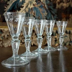 Cinq verres à liqueur XVIIIe en verre soufflé et gravé 18e siècle verre à alcool 18eme