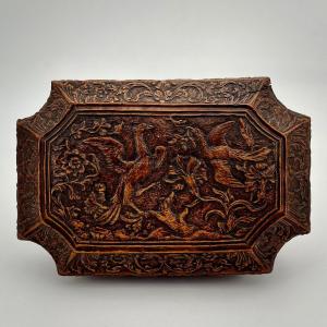 Coffret en bois sculpt&eacute; &agrave; d&eacute;cor d&#039;oiseaux attribu&eacute; &agrave; Bagard XVIIe - bo&icirc;te XVIIIe si&egrave;cle