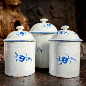 Trois pots à fard en faïence de Varages fin du XVIIIe siècle décor de brindilles blanc bleu 18e