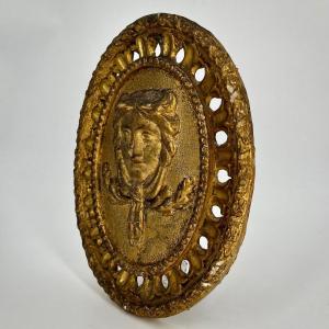 Oval Medallion In Gilded Wood From The 18th Century With Carved Decoration Of A Woman's Head In A Mascaron From The 18th Century 