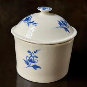 Pot à fard en porcelaine de Mennecy XVIIIe siècle pot couvert à onguent de Villeroy 18e