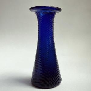 Vase à bulbe en verre bleu cobalt torsadé de la manufacture Boyer à Bordeaux, fin XVIIIe 18e