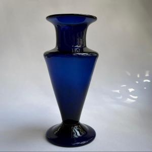 Vase en verre soufflé teinté bleu cobalt XVIIIe siècle de la fabrique Boyer à Bordeaux 18e 