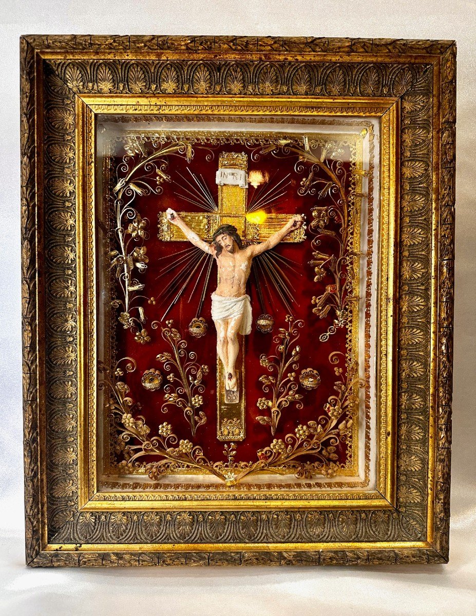 Reliquaire Epoque Charles X - Représentant le Christ en croix - Bois doré