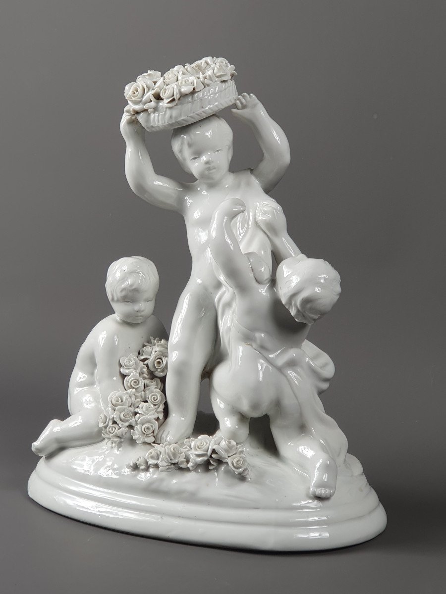 Capodimonte  - Groupe En Porcelaine &eacute;maill&eacute;e - Putti Aux Fleurs d'Apr&egrave;s Badessi-photo-3