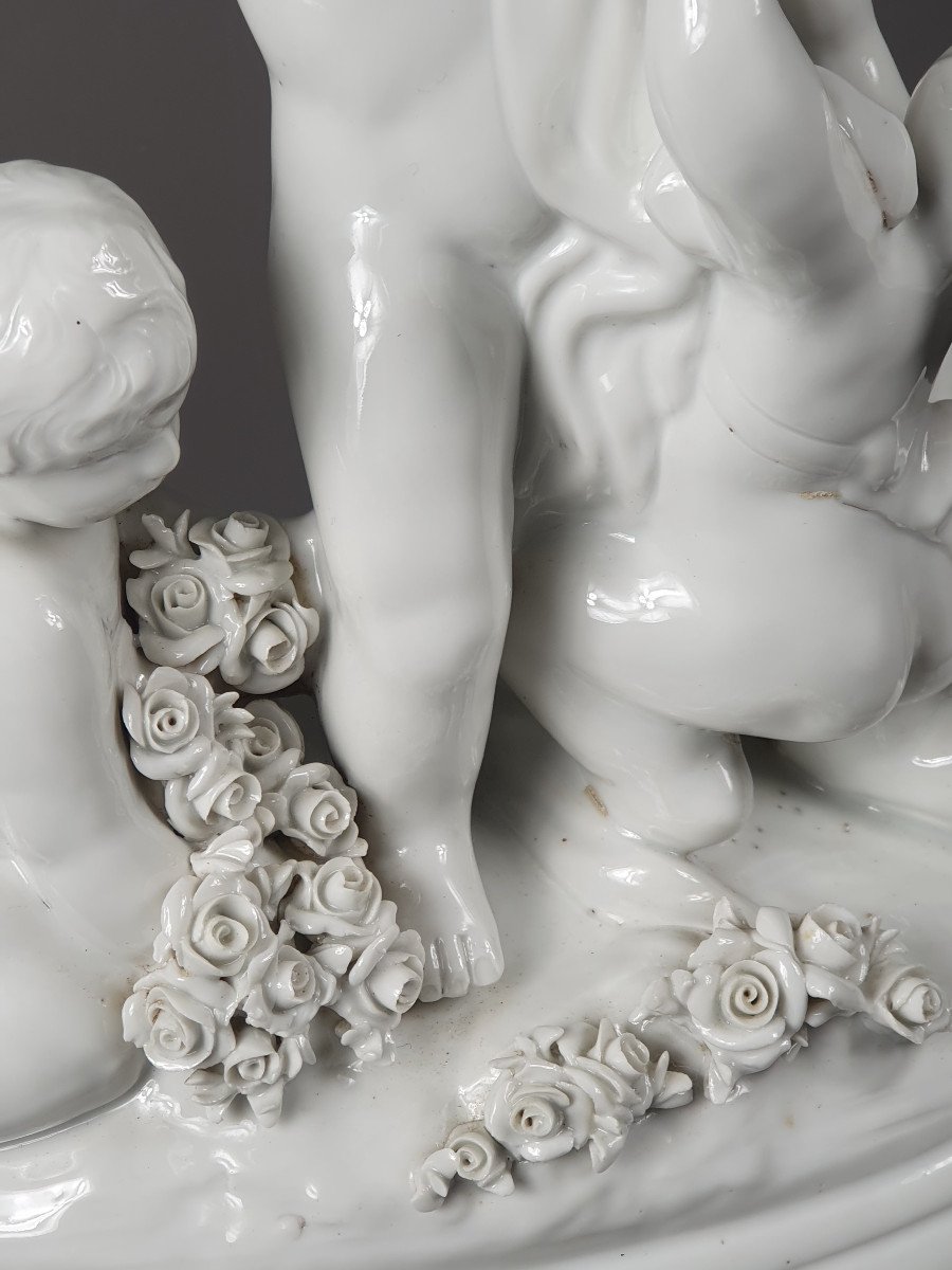 Capodimonte  - Groupe En Porcelaine &eacute;maill&eacute;e - Putti Aux Fleurs d'Apr&egrave;s Badessi-photo-2