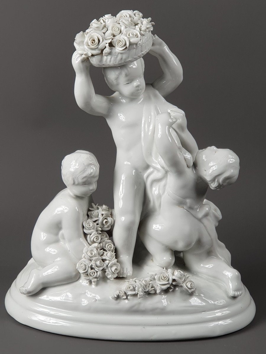 Capodimonte  - Groupe En Porcelaine &eacute;maill&eacute;e - Putti Aux Fleurs d'Apr&egrave;s Badessi