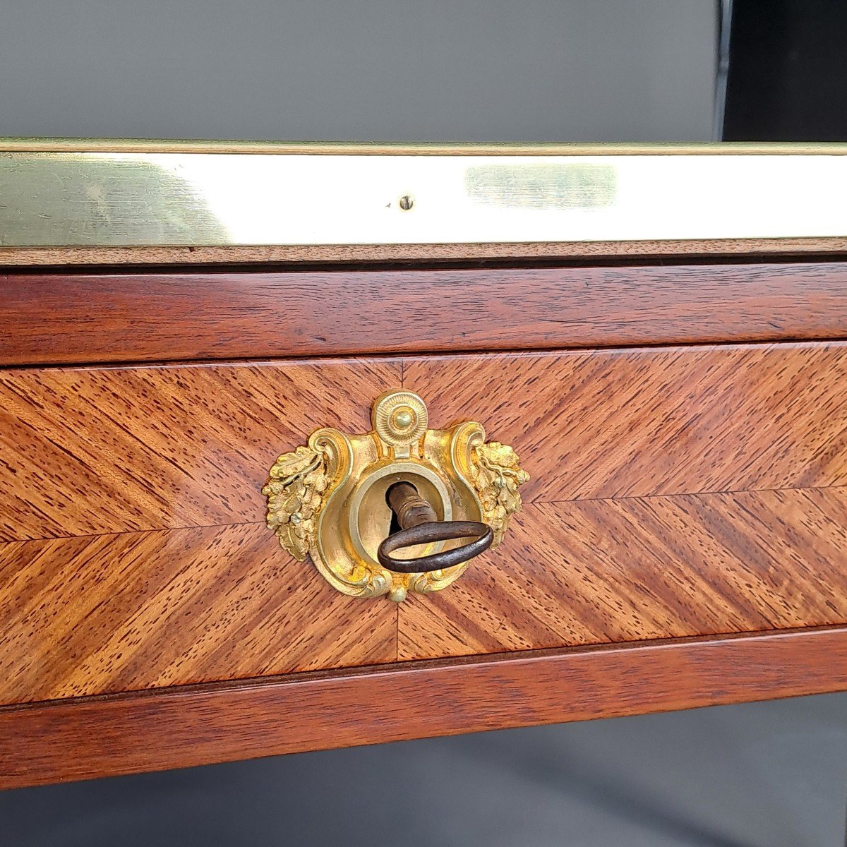 Bureau Plat Louis XVI Style In Marquetry And Gilt Bronze - After A Riesener Model-photo-4