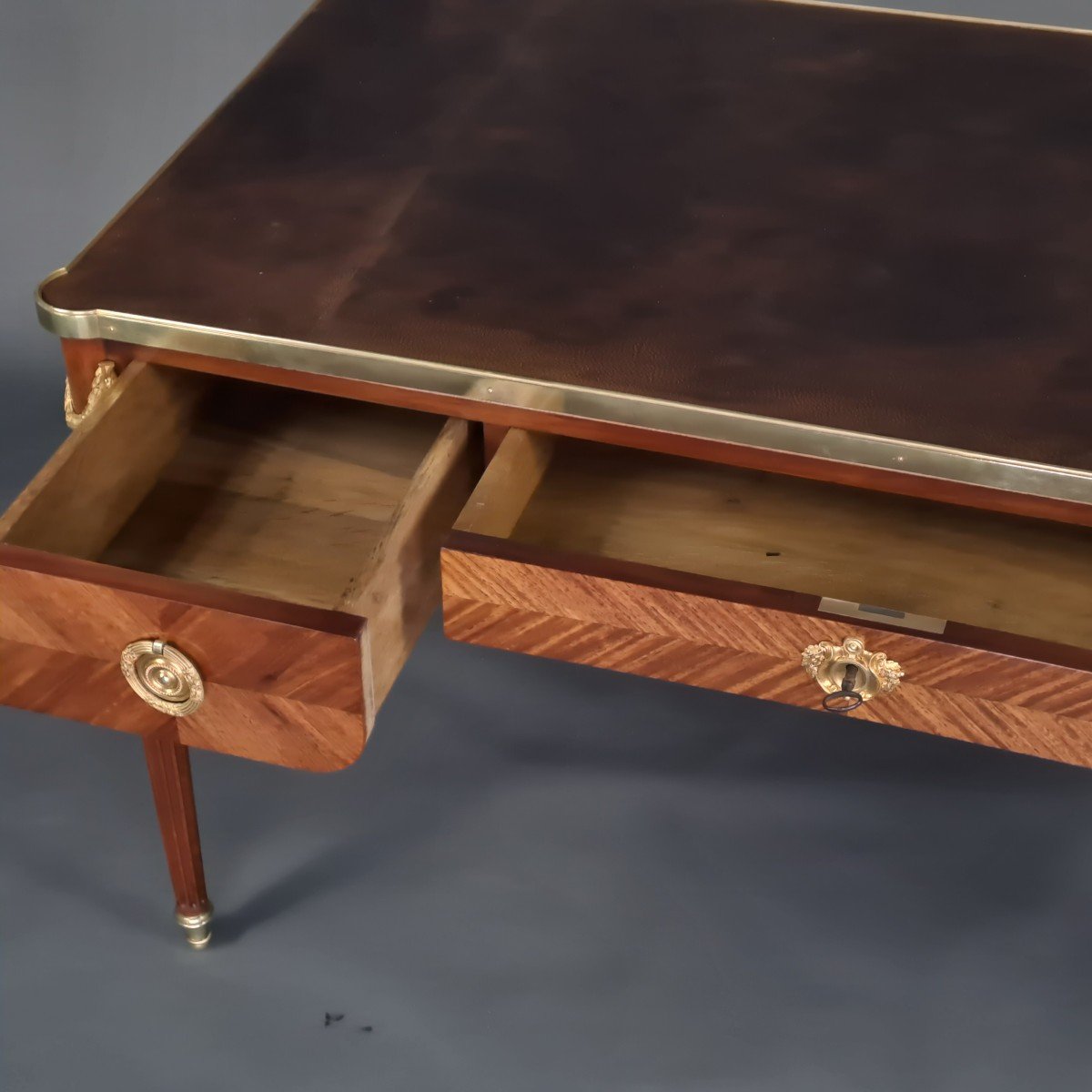 Bureau Plat Louis XVI Style In Marquetry And Gilt Bronze - After A Riesener Model-photo-7