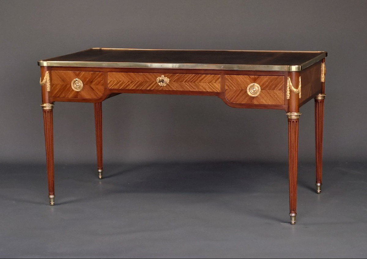 Bureau Plat Louis XVI Style In Marquetry And Gilt Bronze - After A Riesener Model