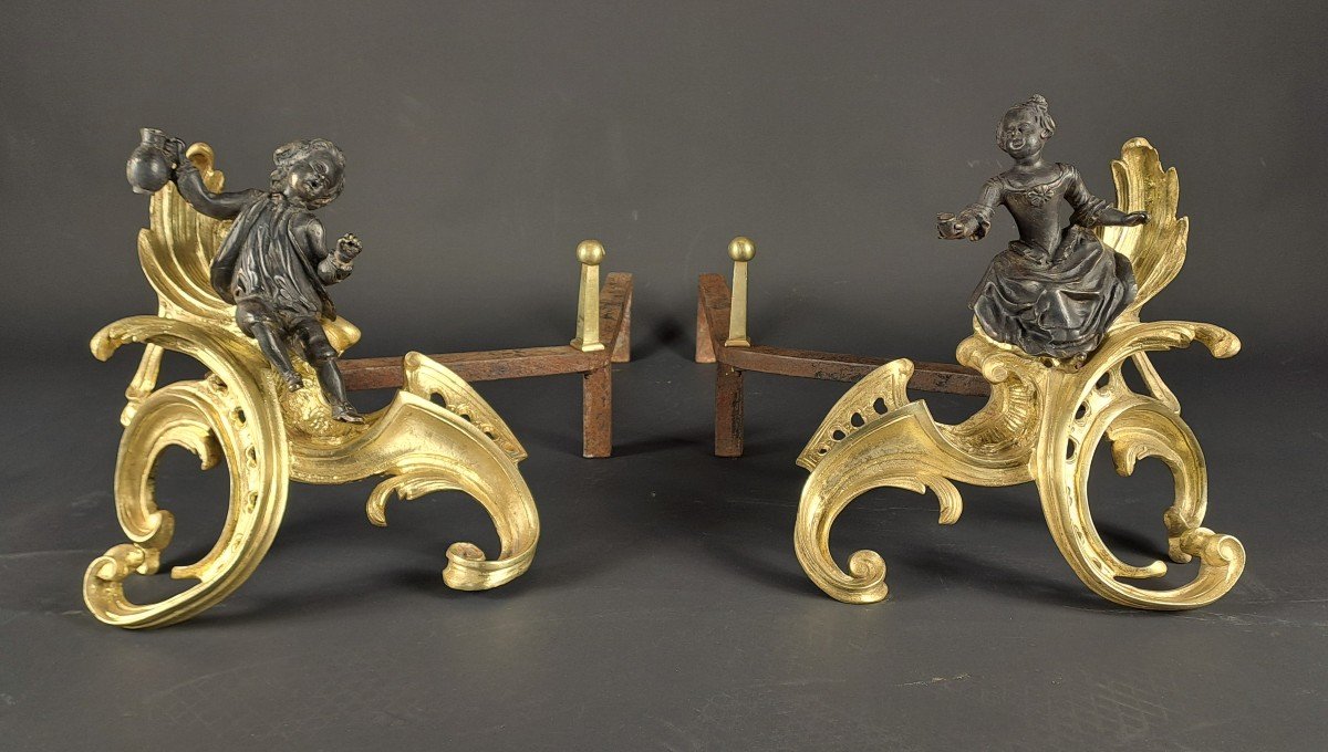 Paire De Chenets Louis XV En Bronze Doré Et à Patine Noire