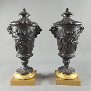 Paire De Grands Vases Couverts En Bronze Dans Le Goût De Clodion