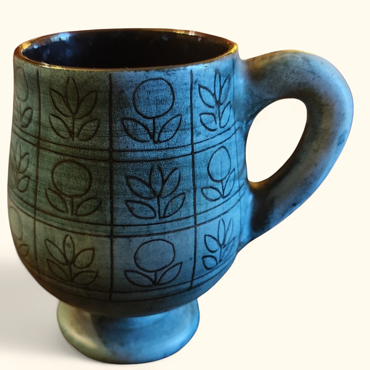 Grande Tasse à Motifs Sur Glacis Bleu Mat, Par Jean De Lespinasse, 1950s / 1970s