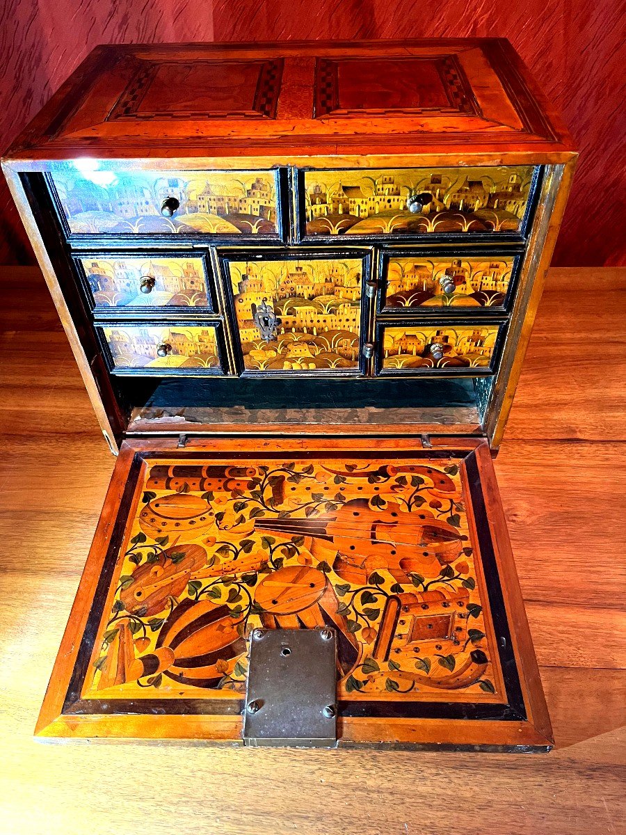 Rare Cabinet De Collectionneur en marqueterie Dit Aux Herbes Folles  – Augsbourg XVIIe Siècle