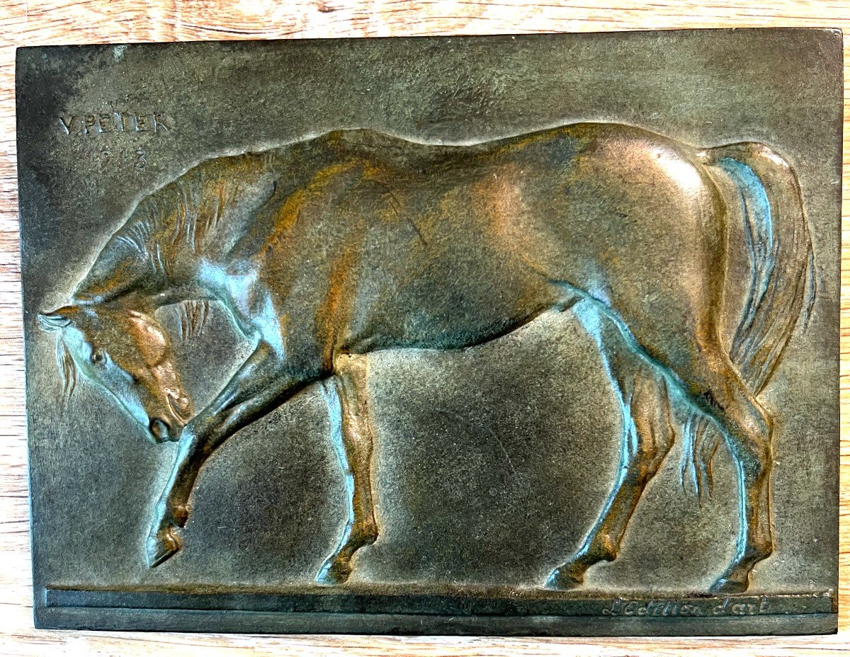 Plaque Bronze En Bas Relief, Cheval a Patine Verte Signé Victor Peter