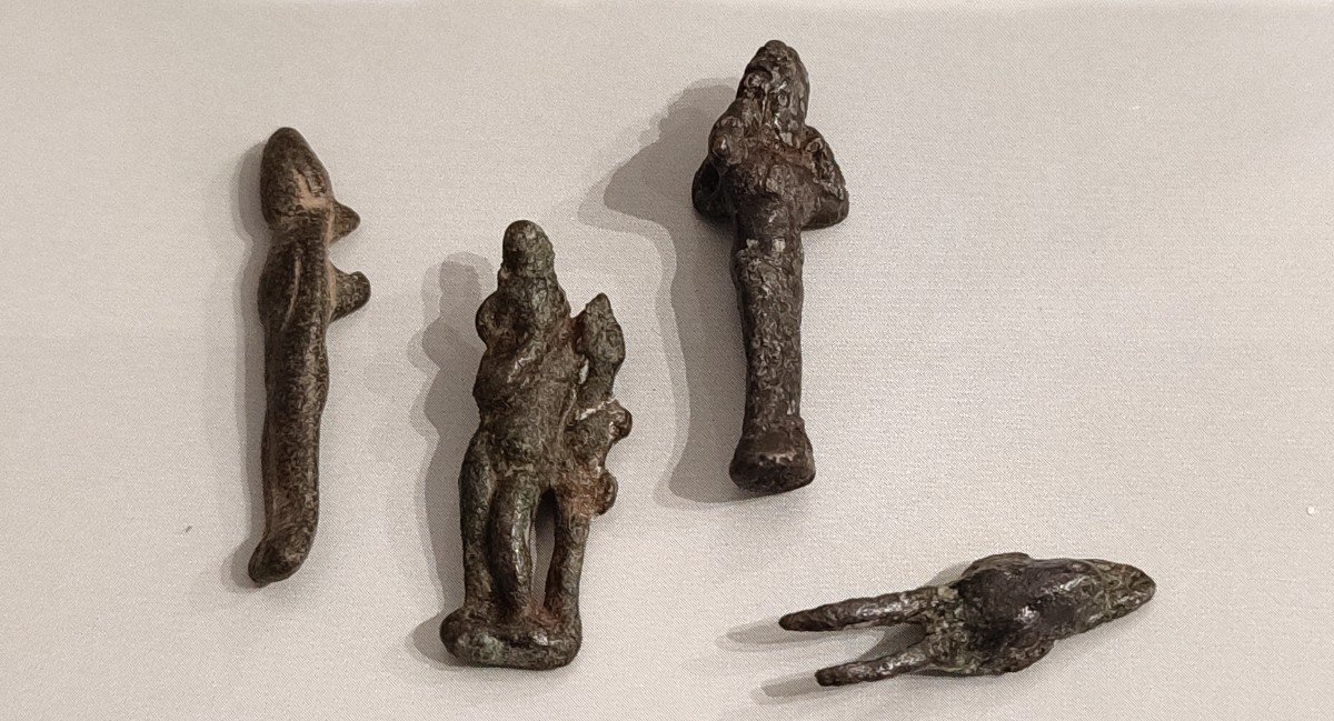 Amulettes En Bronze , Egypte époque Ptolémaïque.