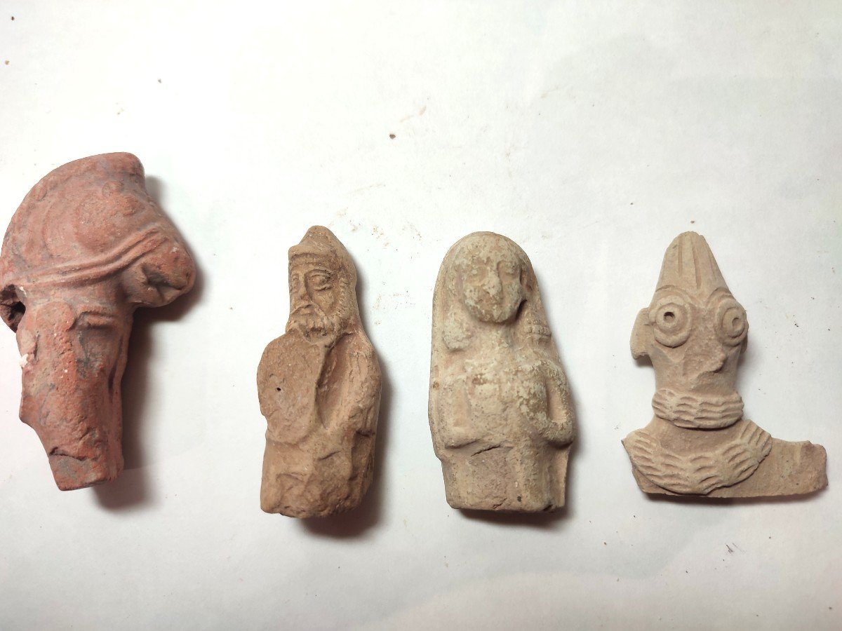 Quatre Figurines Fragmentaires d'époques Diverses 