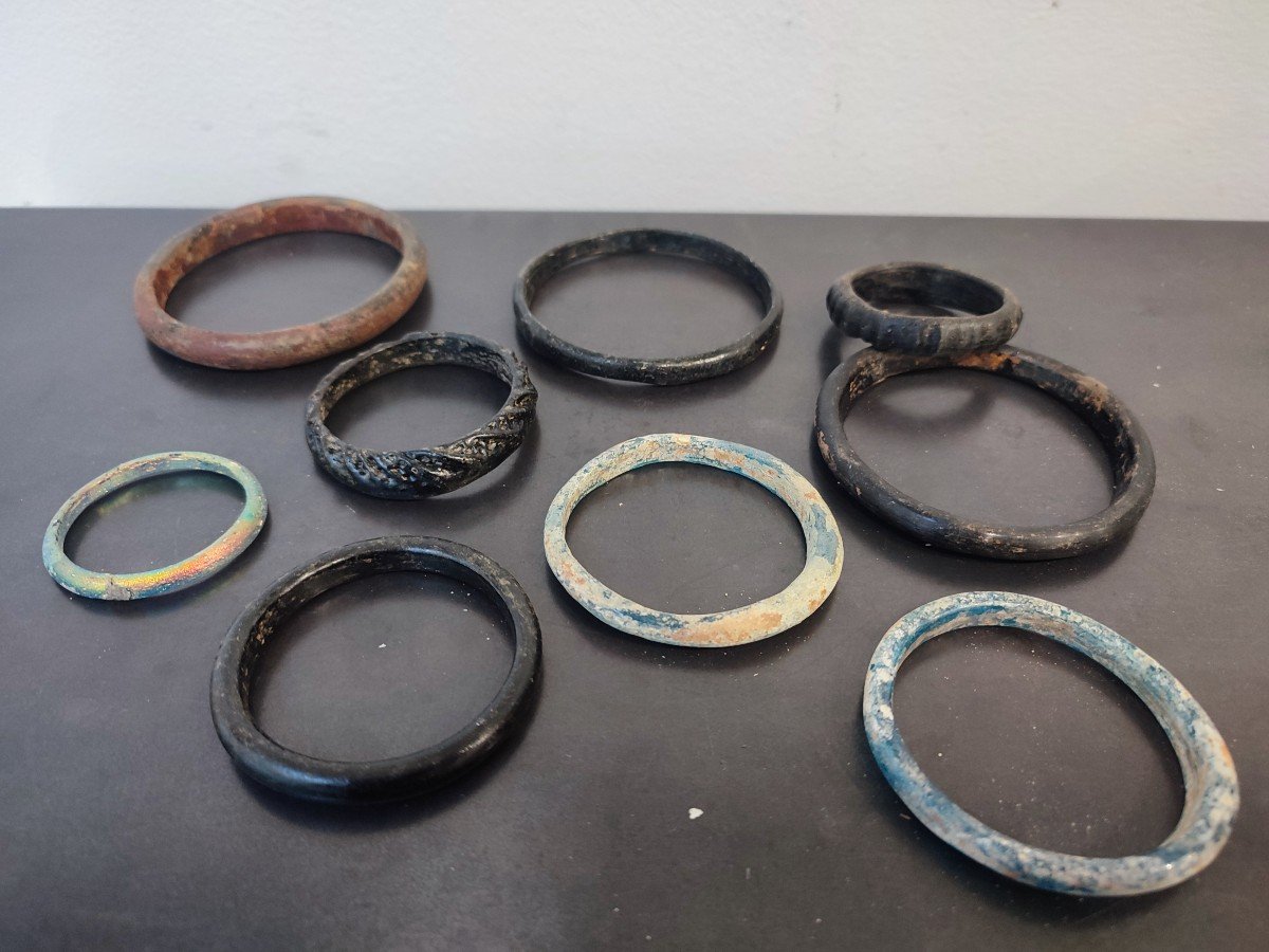 Neuf Bracelets d'époque Romaine En Verre Irisé. 