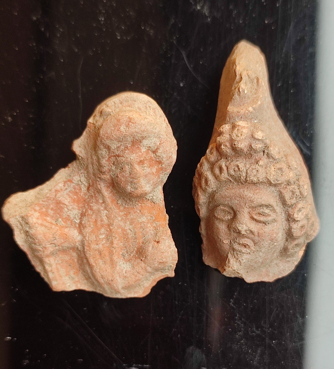 Deux Visages Provenant De Statuettes. Egypte Epoque Romaine et empire romain. 2-3 ème Siècle.