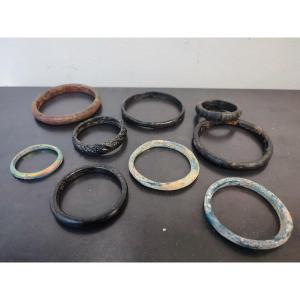 Neuf Bracelets d'époque Romaine En Verre Irisé. 