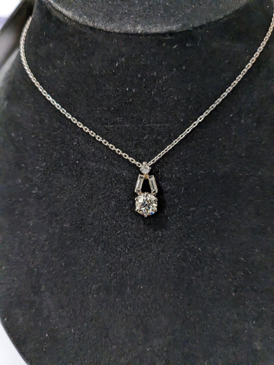 Pendentif goutte avec diamants, sur une chaîne en or gris -photo-3