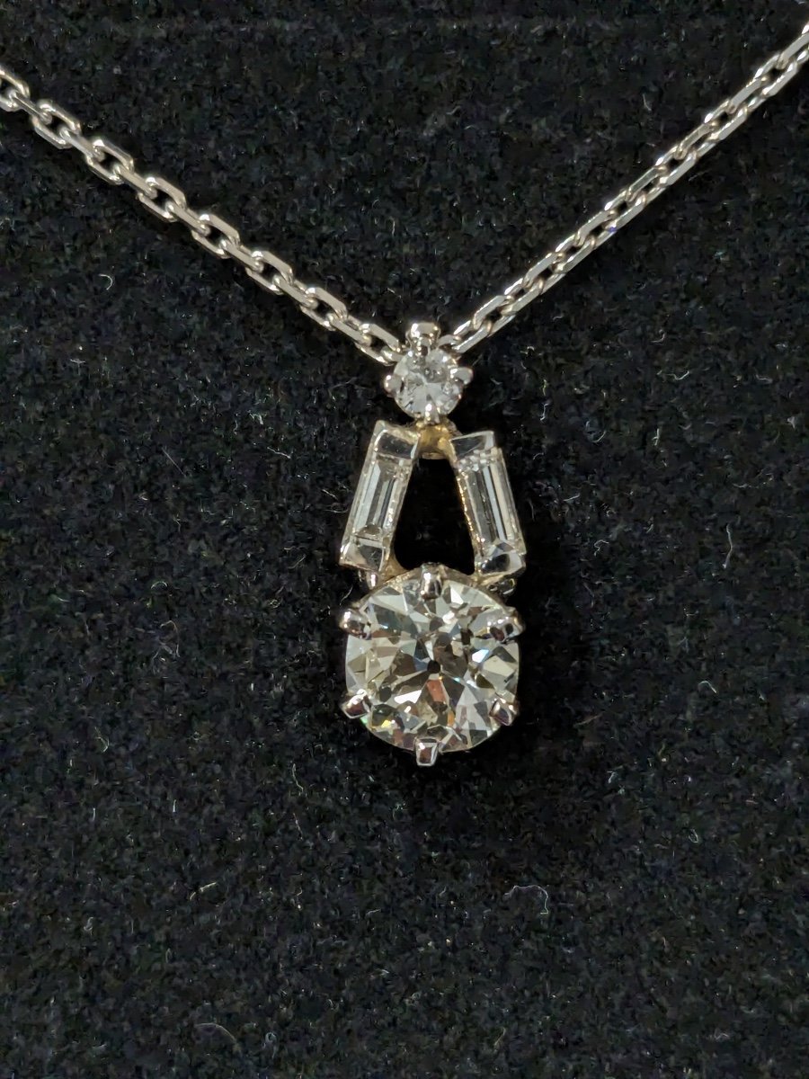 Pendentif goutte avec diamants, sur une chaîne en or gris -photo-5
