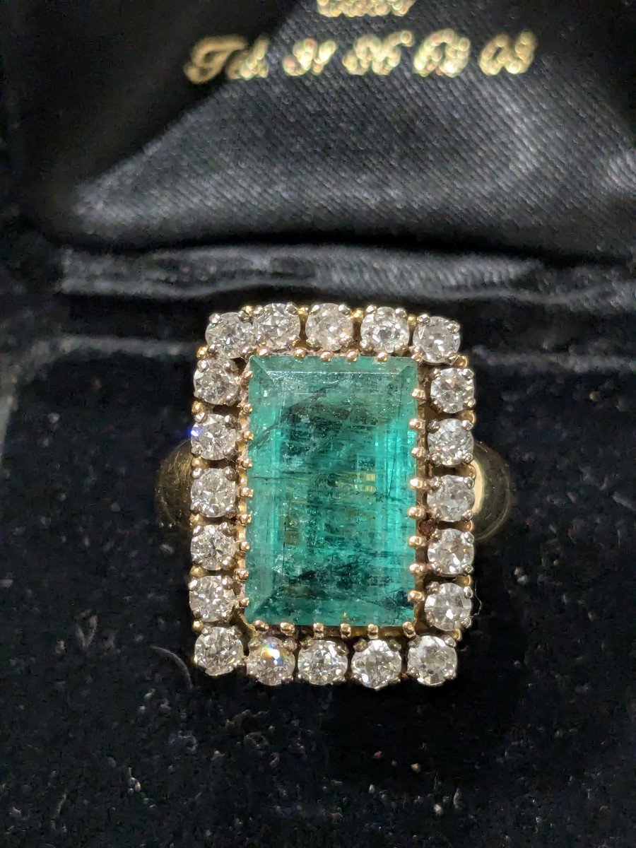 Important Ring In Yellow Gold, Emerald And Diamonds -photo-3